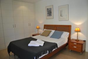 1 dormitorio con 1 cama con toallas en Villa Teresa, en Colonia de Sant Jordi