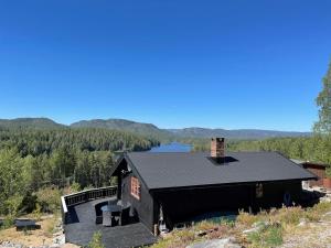 DrangedalUtsikten - cabin with a great view的一座享有湖景的山丘房屋