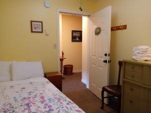 1 dormitorio con 1 cama, vestidor y puerta en Laughing Heart Lodge en Hot Springs
