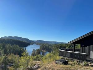 DrangedalUtsikten - cabin with a great view的享有湖泊和山脉景色的建筑