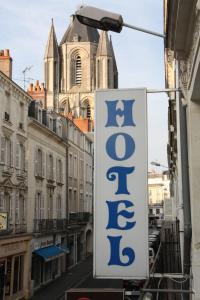 una señal para una tienda frente a un edificio en Hotel Des Lices - Angers, en Angers