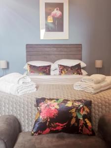Ein Bett oder Betten in einem Zimmer der Unterkunft 360 Town Stay Apartments & Studios