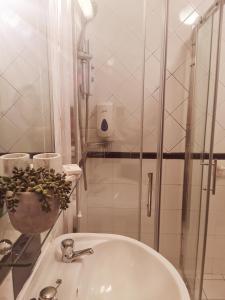 Ein Badezimmer in der Unterkunft 360 Town Stay Apartments & Studios