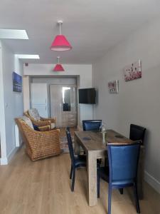 ein Wohnzimmer mit Esstisch und Stühlen in der Unterkunft 360 Town Stay Apartments & Studios in Dungarvan
