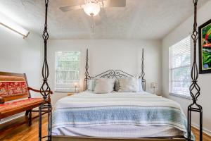 een slaapkamer met een bed met een smeedijzeren bedframe bij Manatee River House in Bradenton
