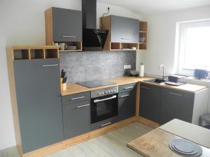 Kuchyň nebo kuchyňský kout v ubytování Strandappartements Steinberghaff "Sonderborg" mit Parkblick + 16 fotografií
