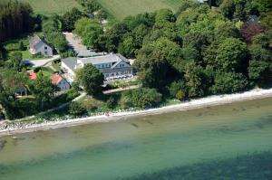 an aerial view of a house next to the water at Strandappartements Steinberghaff "Sonderborg" mit Parkblick in Steinberg