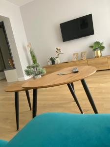una mesa de centro en una sala de estar con TV en Apartament Mazovia Prestige en Płock