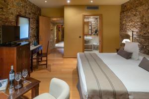 A bed or beds in a room at Es Portal Restaurant i Hotel Boutique - Adults only