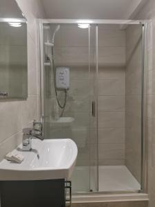 Ein Badezimmer in der Unterkunft 360 Town Stay Apartments & Studios