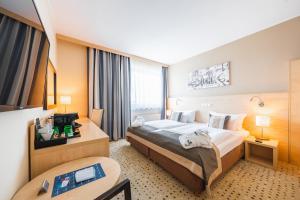 Postel nebo postele na pokoji v ubytování Aquapalace Hotel Prague