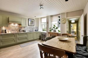 eine Küche und ein Esszimmer mit einem Holztisch in der Unterkunft 8b Howard Place in St Andrews