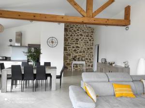 Villa Romane في أوبينا: غرفة معيشة مع أريكة وطاولة مع كراسي