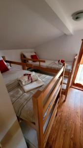 Zimmer mit 3 Betten und einem Fenster in der Unterkunft Vikendica Klara in Jablanica