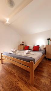 ein großes Bett in einem Zimmer mit Holzböden in der Unterkunft Vikendica Klara in Jablanica