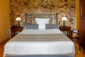 A bed or beds in a room at Es Portal Restaurant i Hotel Boutique - Adults only