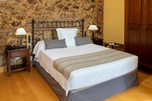 A bed or beds in a room at Es Portal Restaurant i Hotel Boutique - Adults only