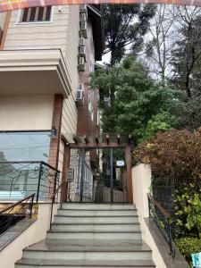 um conjunto de escadas que levam a um edifício com uma porta em Apartamento novinho na Borges de medeiros- CENTRO em Gramado