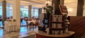 une salle à manger avec des tables et des chaises dans un restaurant dans l'établissement Hotel Klein - Seebodenerhof, à Seeboden