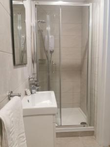 Ein Badezimmer in der Unterkunft 360 Town Stay Apartments & Studios