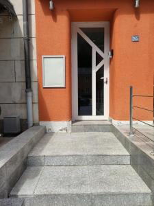 una puerta a un edificio con escaleras delante en CHEZ WL, en Luxemburgo