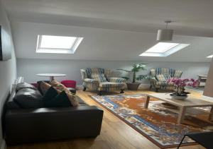 Ein Sitzbereich in der Unterkunft 360 Town Stay Apartments & Studios