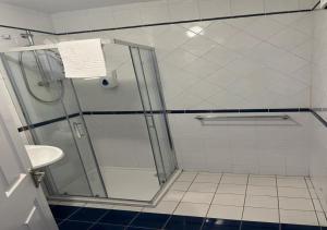 Ein Badezimmer in der Unterkunft 360 Town Stay Apartments & Studios