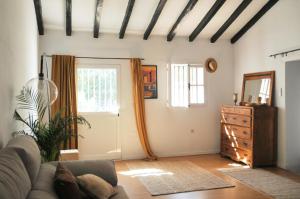 a living room with a couch and a dresser at Casa Nidra in Jimena de la Frontera