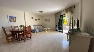 a living room with a table and a couch at La Tajea del Turno in Valle Gran Rey