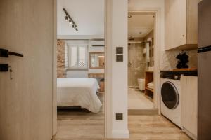 En eller flere senge i et værelse på Palazzino Veneziano Luxury Apartment