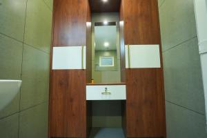 a bathroom with a sink and a mirror at Misty Range Resorts in Maraiyūr