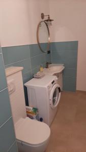 SelcaにあるSea & Relaxのバスルーム(洗濯機、シンク付)