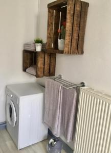 een wasruimte met een wasmachine en handdoeken bij Charmant T2 proche vieille ville in Montluçon