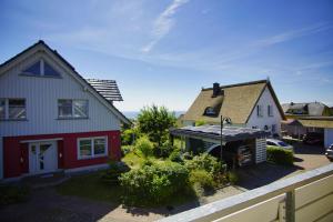 - une vue aérienne sur une maison et un garage dans l'établissement nah am Meer, Meerblick, gratis Nutzung vom AHOI Erlebnisbad und Sauna in Sellin - Haus Inselblick FeWo 03, à Göhren