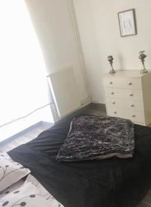 een slaapkamer met een bed en een dressoir bij Charmant T2 proche vieille ville in Montluçon