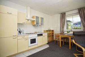 Køkken eller tekøkken på nah am Meer, ruhige Lage, gratis Nutzung vom AHOI Erlebnisbad und Sauna in Sellin - Haus Inselblick FeWo 02 + 10 billeder