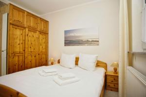 En eller flere senge i et værelse på nah am Meer, ruhige Lage, gratis Nutzung vom AHOI Erlebnisbad und Sauna in Sellin - Haus Inselblick FeWo 02