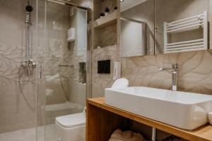 Et badeværelse på Palazzino Veneziano Luxury Apartment + 9 billeder