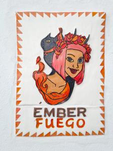 Ein Schild für eine Feuerwehr mit einer Frau und einer Katze. in der Unterkunft Suite Émber-Fuego in Soportújar