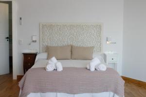 ein Schlafzimmer mit einem großen Bett mit Handtüchern darauf in der Unterkunft Suite Émber-Fuego in Soportújar