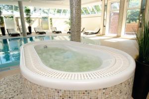 Bazén v ubytování Das Schokoladenhotel nebo v jeho okolí