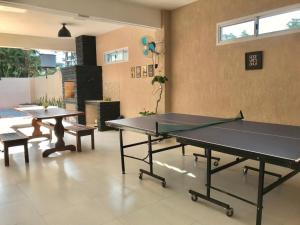 una mesa de ping pong en una habitación con una pelota de ping pong en Colibrí Hostel en Puerto Iguazú