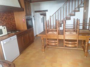 uma cozinha com uma escada e uma cozinha com um micro-ondas em Maison de village de 98 m2 typiquement provençale em Pierrevert