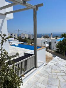 - une vue depuis le balcon d'une villa dans l'établissement White Villas Paros, à Kampos Paros