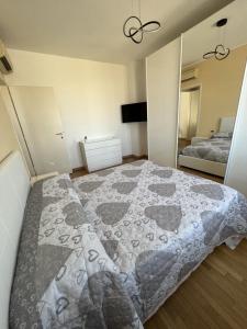 um quarto com uma cama grande e um espelho em Bicocca Flat B em Milão
