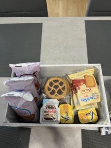 uma gaveta cheia de diferentes tipos de alimentos em Bicocca Flat B em Milão