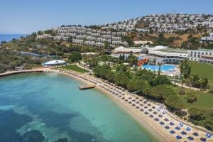 mit Blick auf den Strand und das Resort in der Unterkunft Yasmin Bodrum Resort in Gümüşlük