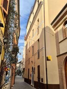 een steegje in een stad met een gebouw bij Mario Al Borgo in San Benedetto del Tronto