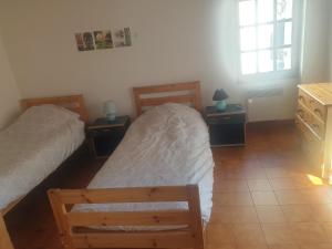 een slaapkamer met 2 bedden en 2 nachtkastjes bij Maison de village de 98 m2 typiquement provençale in Pierrevert