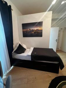 1 dormitorio con 1 cama con una foto en la pared en Hotel Granus en Aquisgrán